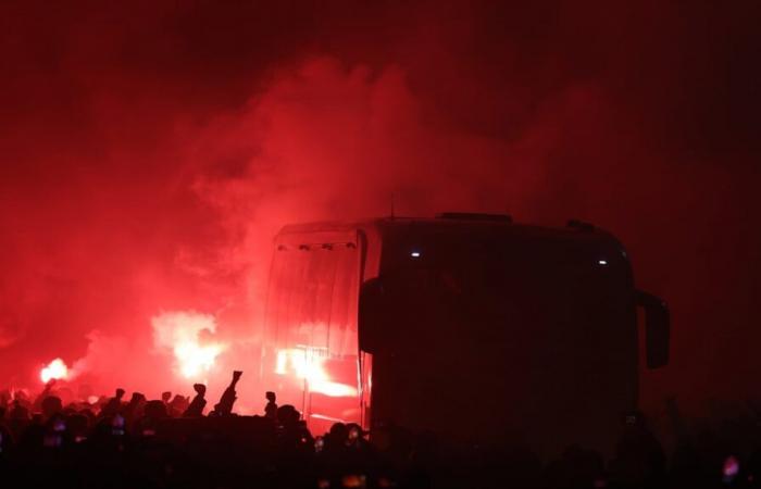 Bayer Leverkusen : Réception chaude des bus – spectacle pyrotechnique avant le match de l’Inter