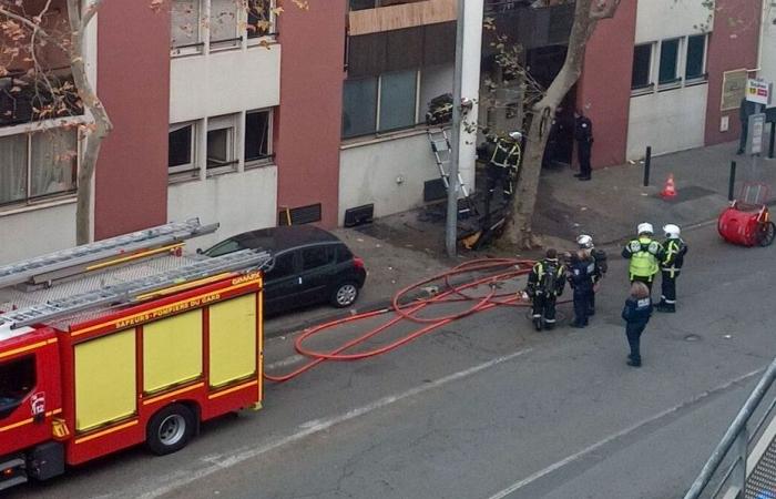 14 personnes évacuées d’un immeuble à cause de l’incendie d’un appartement