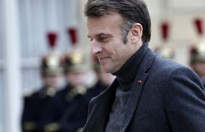 toujours à la recherche d’un premier ministre, Emmanuel Macron change de méthode