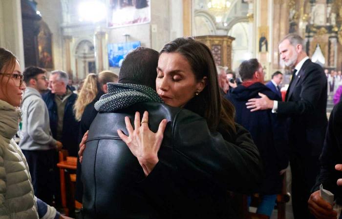 Le roi Felipe VI et la reine Letizia se sont embrassés à la cathédrale de Valence lors de la messe en mémoire des victimes