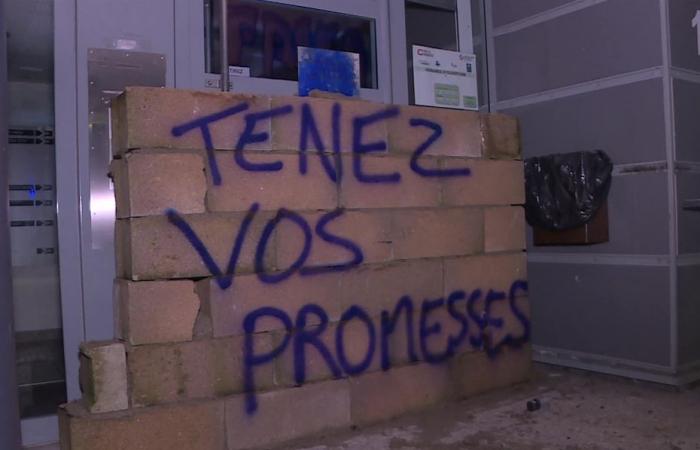 En pleine nuit, des agriculteurs en colère murent trois bureaux parlementaires : « Tenez vos promesses »