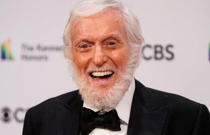 Dick Van Dyke parmi les célébrités évacuées du paradis balnéaire alors qu’un incendie menace