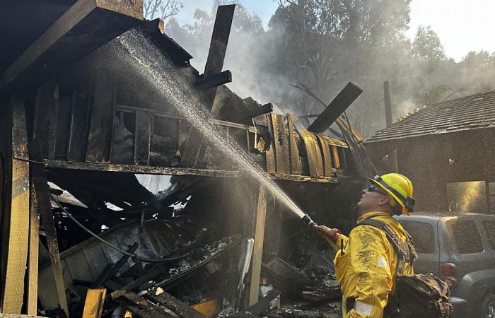 Environs de Malibu en flammes : des milliers de personnes évacuées