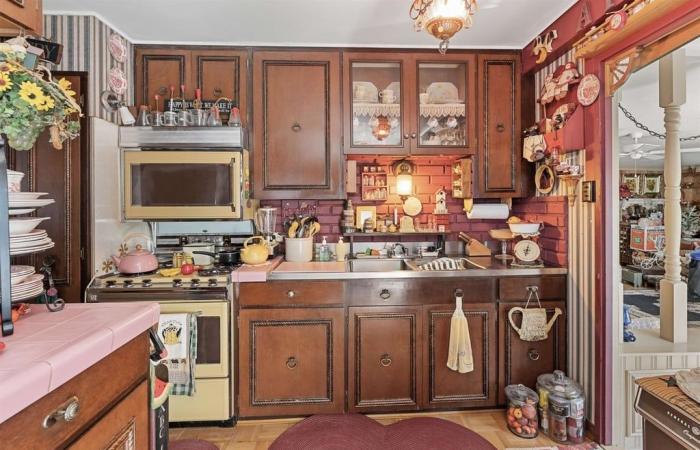 L’intérieur de cette maison à vendre est très… occupé