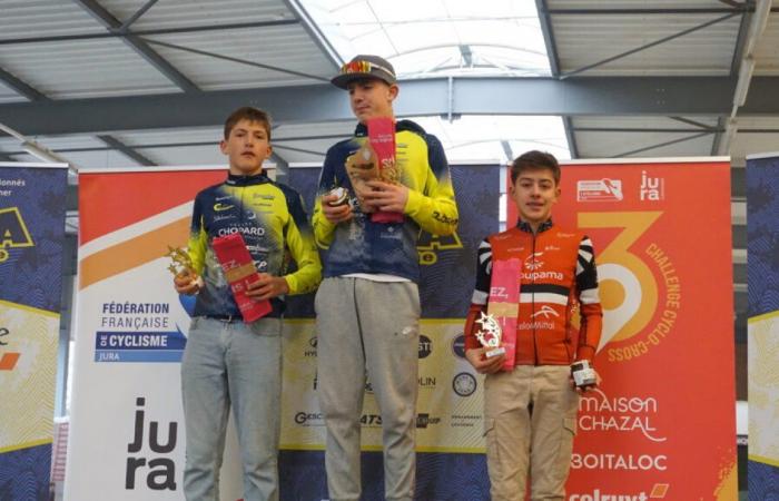 Mathieu Perroux au pied du podium aux Régionales à Château Chinon, Hugo Antunes sur le podium dans le Jura