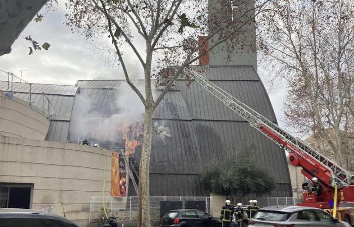 pompiers sur place, circulation fermée