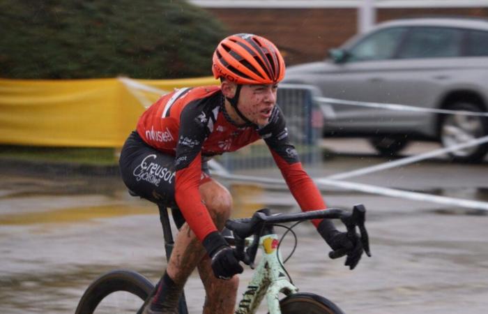 Mathieu Perroux au pied du podium aux Régionales à Château Chinon, Hugo Antunes sur le podium dans le Jura