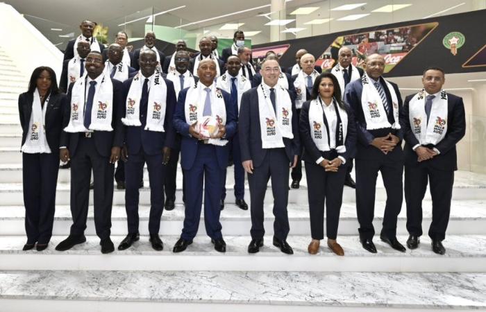 Le président de la CAF, Dr Patrice Motsepe, félicite le Maroc pour l’attribution des droits de co-organisation de la Coupe du Monde de la FIFA 2030 avec le Portugal et l’Espagne