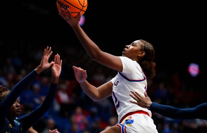 Les femmes de la KU atteignent un record de 9-1 grâce à une victoire de 30 points contre KC