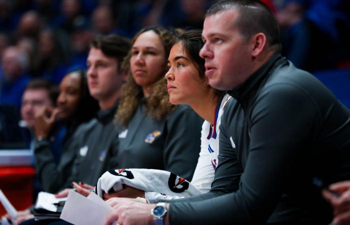 Les femmes de la KU atteignent un record de 9-1 grâce à une victoire de 30 points contre KC