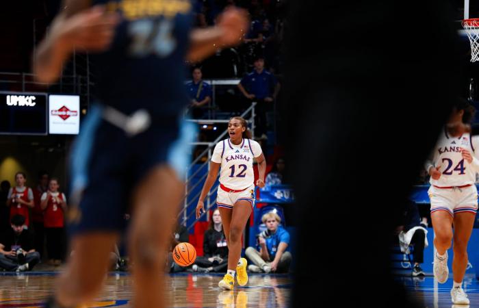 Les femmes de la KU atteignent un record de 9-1 grâce à une victoire de 30 points contre KC