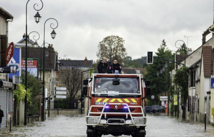 Des automobilistes roulent sur une route inondée et se retrouvent coincés