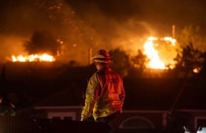 la ville de Malibu reste sous la menace des flammes, des milliers de personnes ont été évacuées