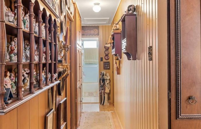 L’intérieur de cette maison à vendre est très… occupé