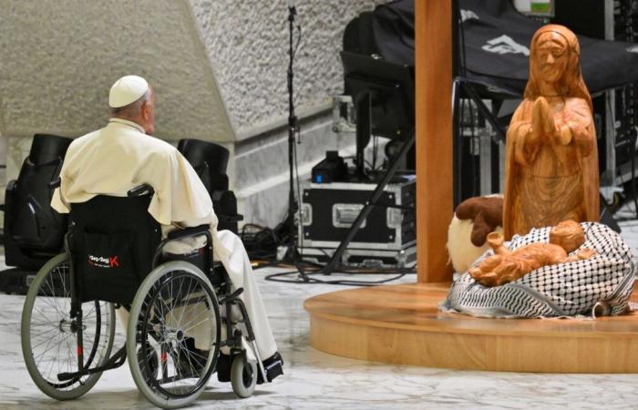 Jésus posé sur un keffieh… Pourquoi le pape François a-t-il prié devant cette crèche ?