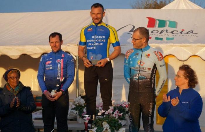 Mathieu Perroux au pied du podium aux Régionales à Château Chinon, Hugo Antunes sur le podium dans le Jura