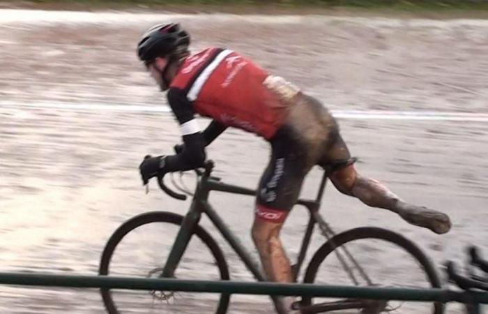 Mathieu Perroux au pied du podium aux Régionales à Château Chinon, Hugo Antunes sur le podium dans le Jura