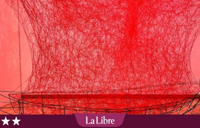 Chiharu Shiota tisse magnifiquement les fils de l’émotion