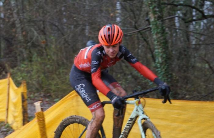 Mathieu Perroux au pied du podium aux Régionales à Château Chinon, Hugo Antunes sur le podium dans le Jura