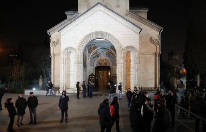 à l’église Saint-Georges-de-Kachveti, les prêtres partagés entre « prêter assistance » et « garder le silence »