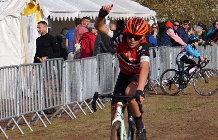 Mathieu Perroux au pied du podium aux Régionales à Château Chinon, Hugo Antunes sur le podium dans le Jura