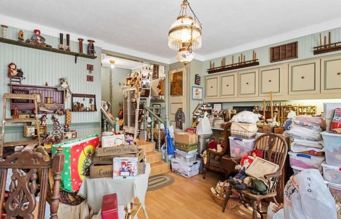 L’intérieur de cette maison à vendre est très… occupé