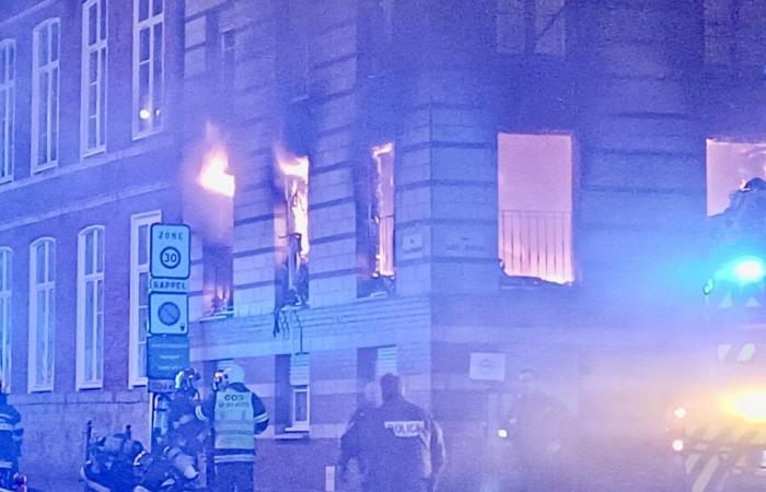 un incendie d’appartement spectaculaire près du théâtre municipal