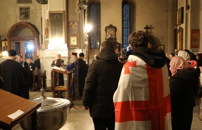 à l’église Saint-Georges-de-Kachveti, les prêtres partagés entre « prêter assistance » et « garder le silence »