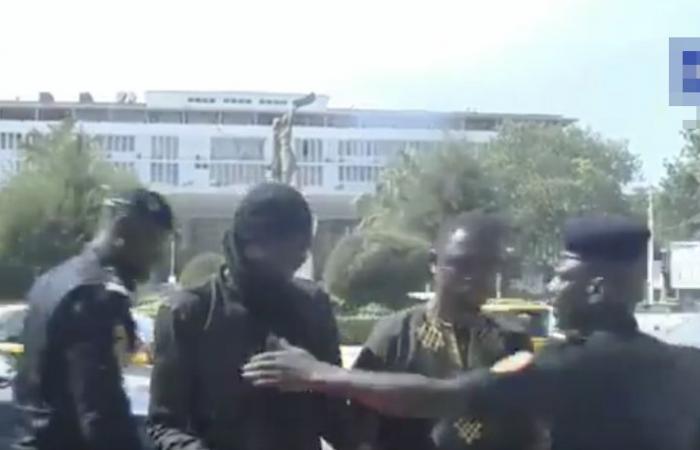 Arrestation du militant Abdou Karim Gueye dit Xrum Xax devant l’Assemblée Nationale (Vidéo)