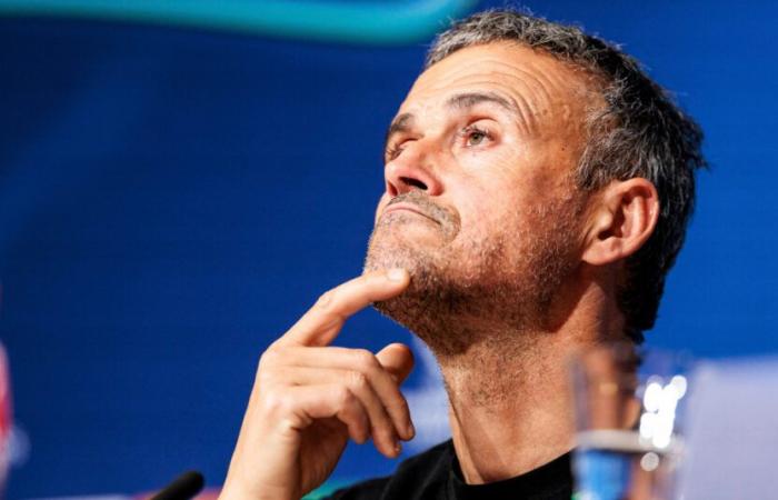 Luis Enrique félicite un de ses attaquants