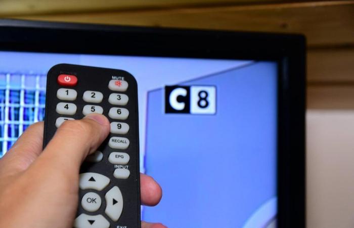 Arcom enregistre la disparition de C8 et NRJ12 de la TNT