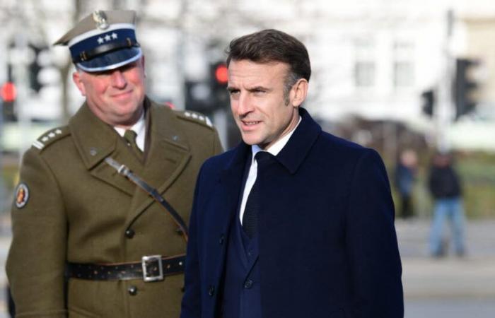 Emmanuel Macron en vol pour Paris et un nouveau Premier ministre