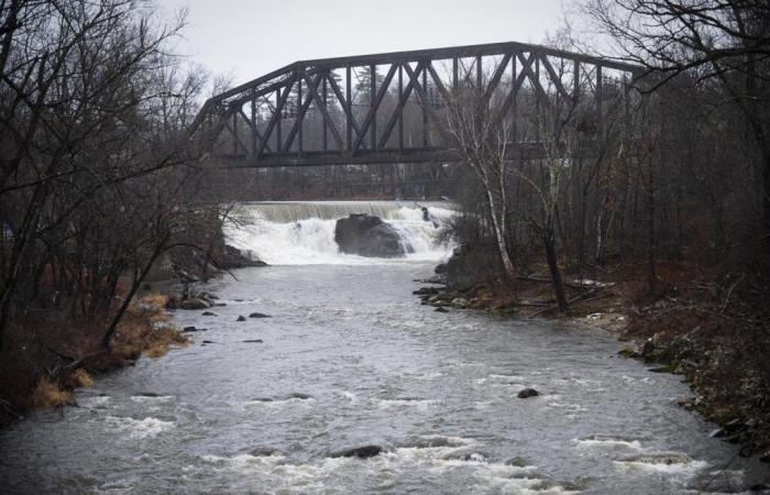 Alors que les prévisions sont devenues moins sévères, les autorités municipales du Vermont se tiennent prêtes en cas d’inondation.