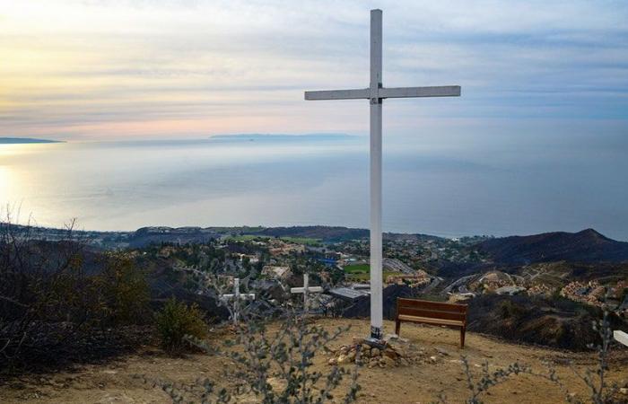 La croix surplombant Malibu offre de l’espoir à Pepperdine après avoir survécu à Franklin Fire