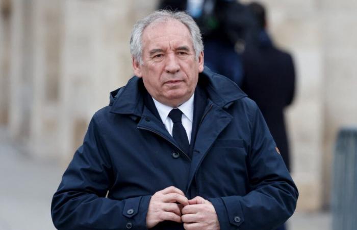 Bayrou quitte l’Élysée après 1h45 d’entretien avec Macron