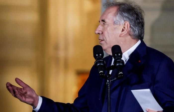 Emmanuel Macron a demandé à François Bayrou de rencontrer des formations politiques extérieures à LFI et RN