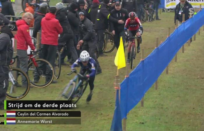 De retour de l’entraînement et Fem van Empel marque à nouveau, elle est la seule à rester sans faute à Herentals