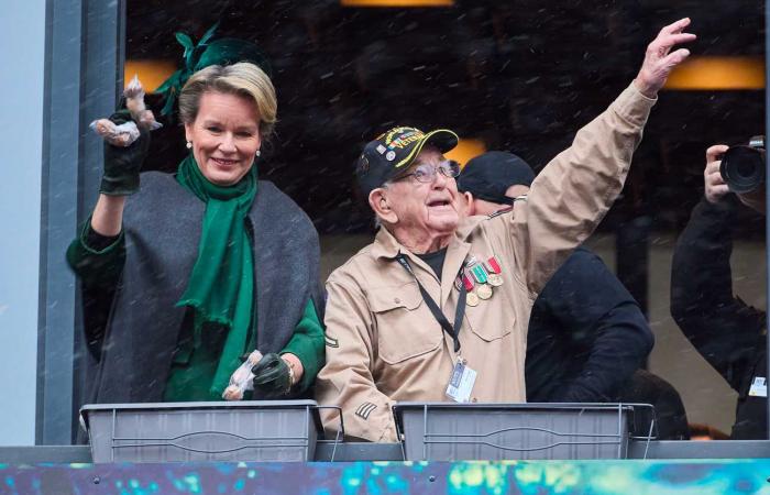 Le couple royal belge et le couple grand-ducal se jettent des noix à Bastogne pour le 80ème anniversaire de la Bataille des Ardennes