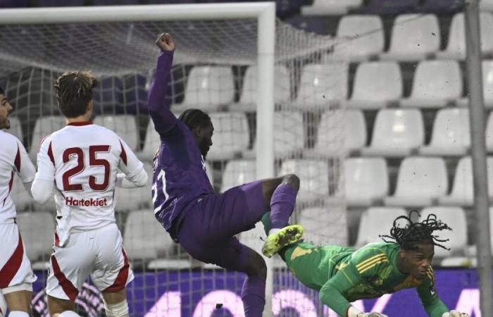 Un Beerschot très fort entre en collision avec un Matthieu Epolo très fort du Standard