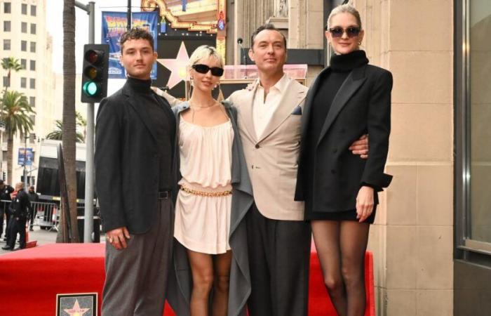 Jude Law pose avec ses enfants et sa femme lors du dévoilement de sa star sur Hollywood Boulevard