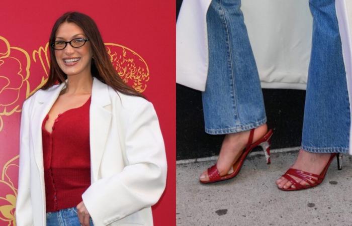 Bella Hadid voit du rouge dans des sandales écarlates avec des talons éblouis lors d’un pop-up de parfum Orabella à New York