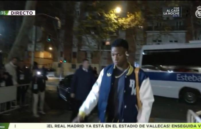 Ancelotti laisse Vinicius sur le banc et lui donne le dernier conseil avant de descendre du bus : « Faites attention… »