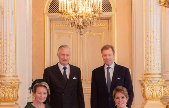 Le couple royal belge et le couple grand-ducal se jettent des noix à Bastogne pour le 80ème anniversaire de la Bataille des Ardennes