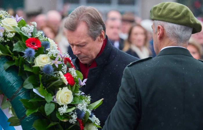 Le couple royal belge et le couple grand-ducal se jettent des noix à Bastogne pour le 80ème anniversaire de la Bataille des Ardennes