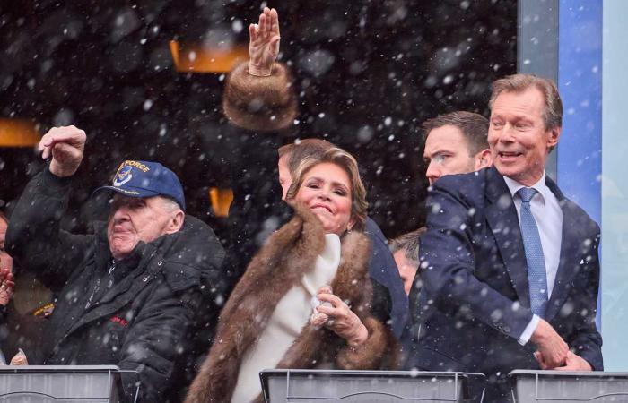 Le couple royal belge et le couple grand-ducal se jettent des noix à Bastogne pour le 80ème anniversaire de la Bataille des Ardennes