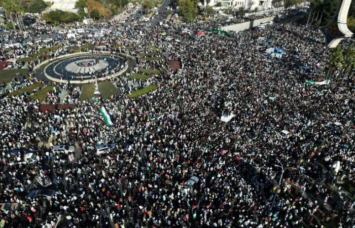 « Libérés », des milliers de Syriens se réjouissent à la mosquée des Omeyyades