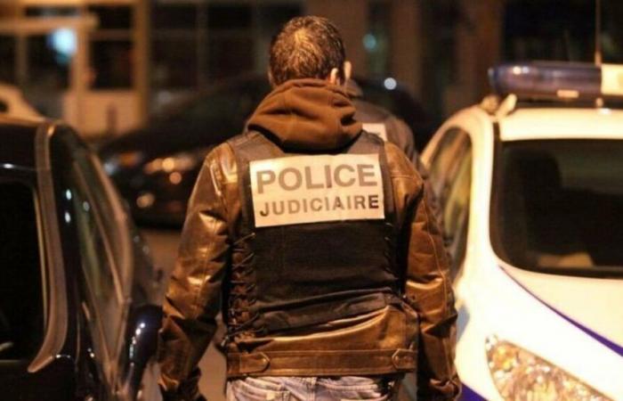 un homme découvert mort dans sa voiture, une large blessure au cou