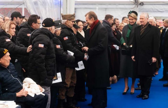 Le couple royal belge et le couple grand-ducal se jettent des noix à Bastogne pour le 80ème anniversaire de la Bataille des Ardennes