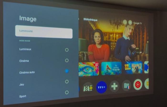 un vidéoprojecteur 4K connecté et abordable avec une image lumineuse et colorée