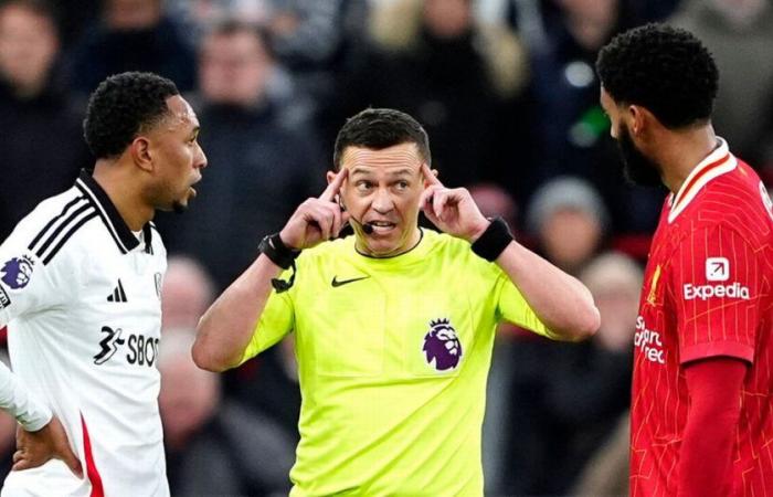 Qui est l’arbitre de Liverpool contre Fulham, Tony Harrington, après trois cartons rouges controversés et appels VAR